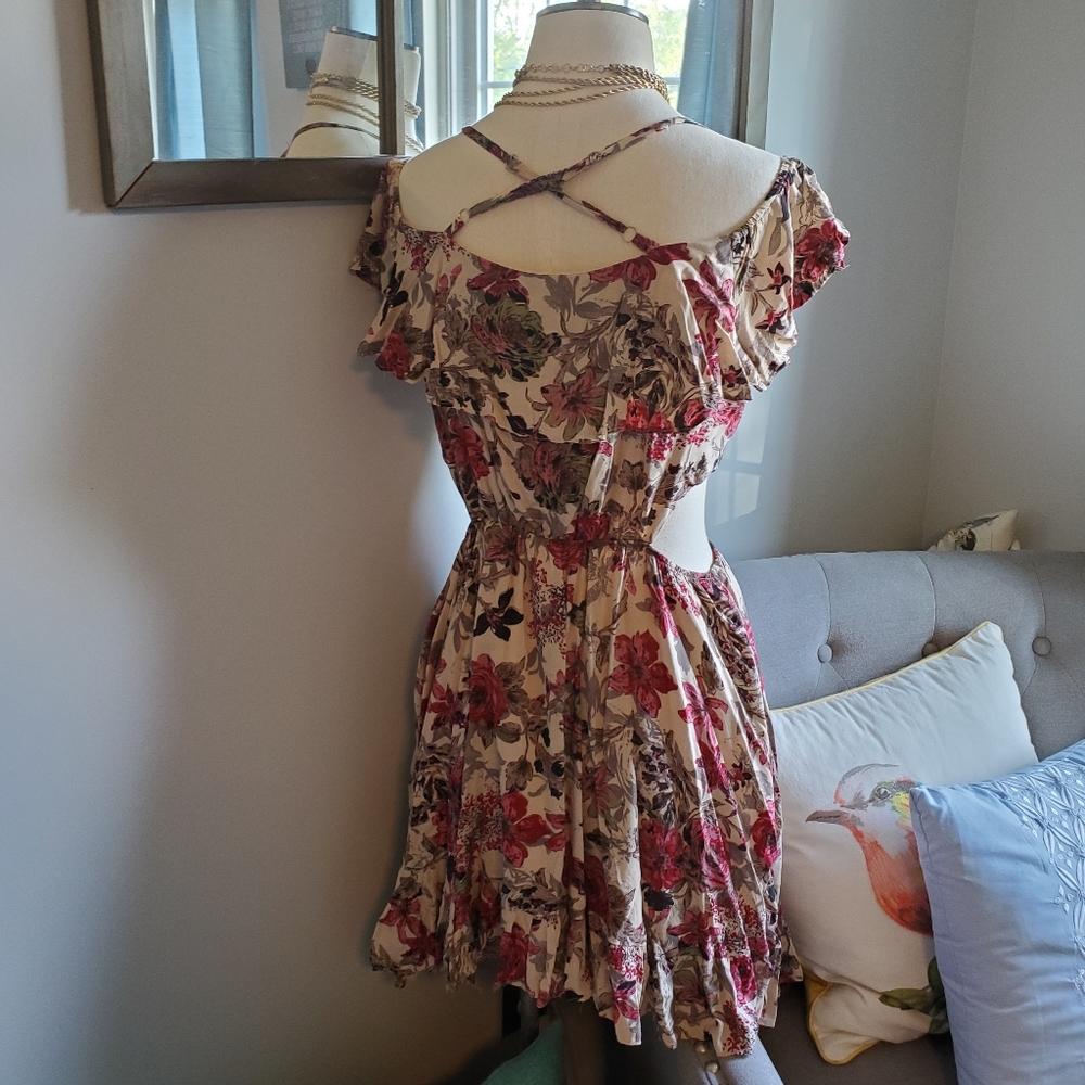 Promesa Cut Out Shoulder Dress - Picture 2 of 5